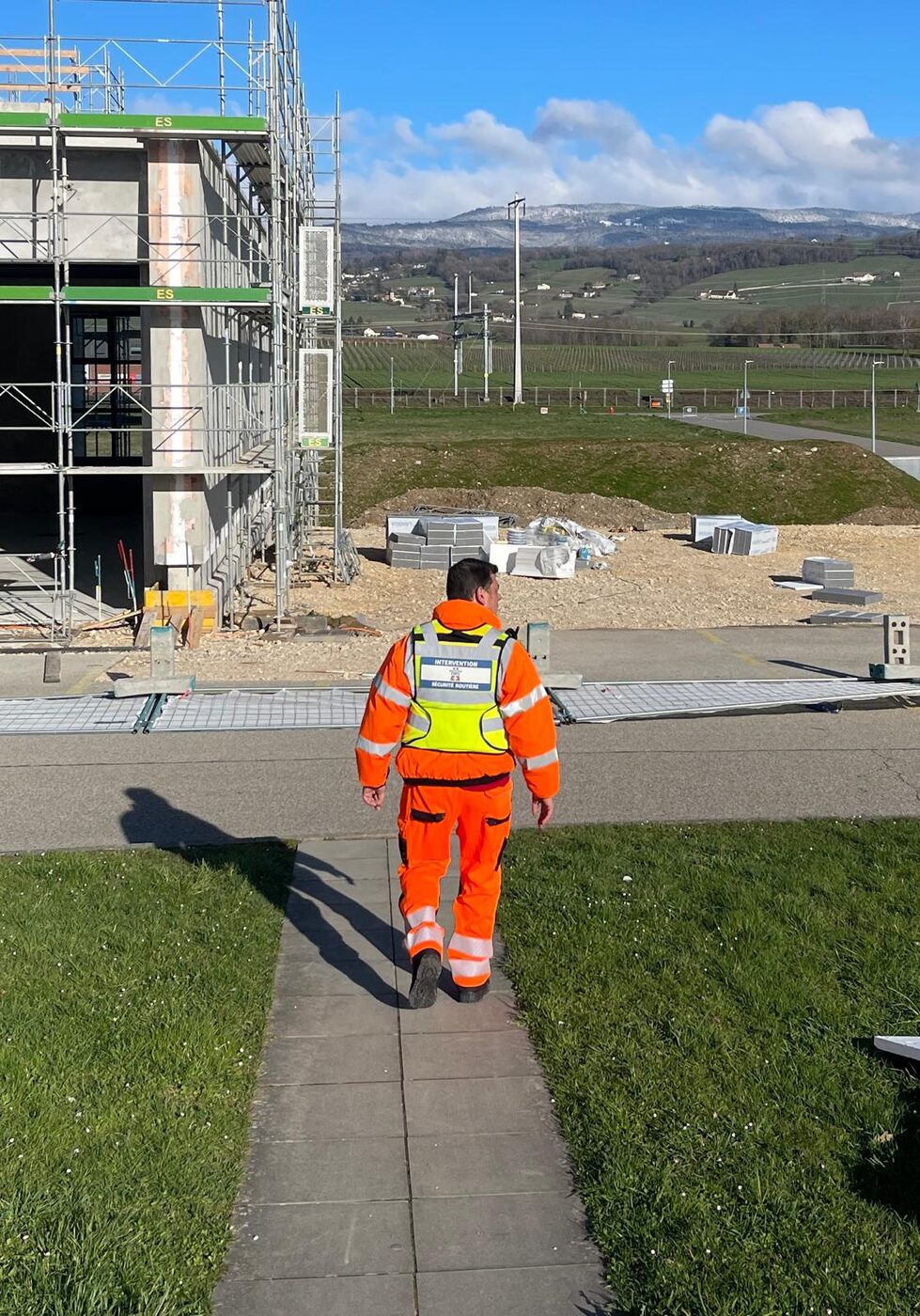 Agent DRS sur un chantier de construction