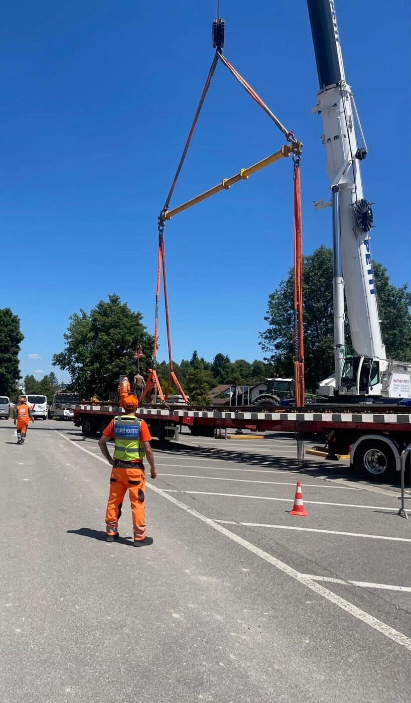 Agent DRS sécurisant une opération de levage à la grue