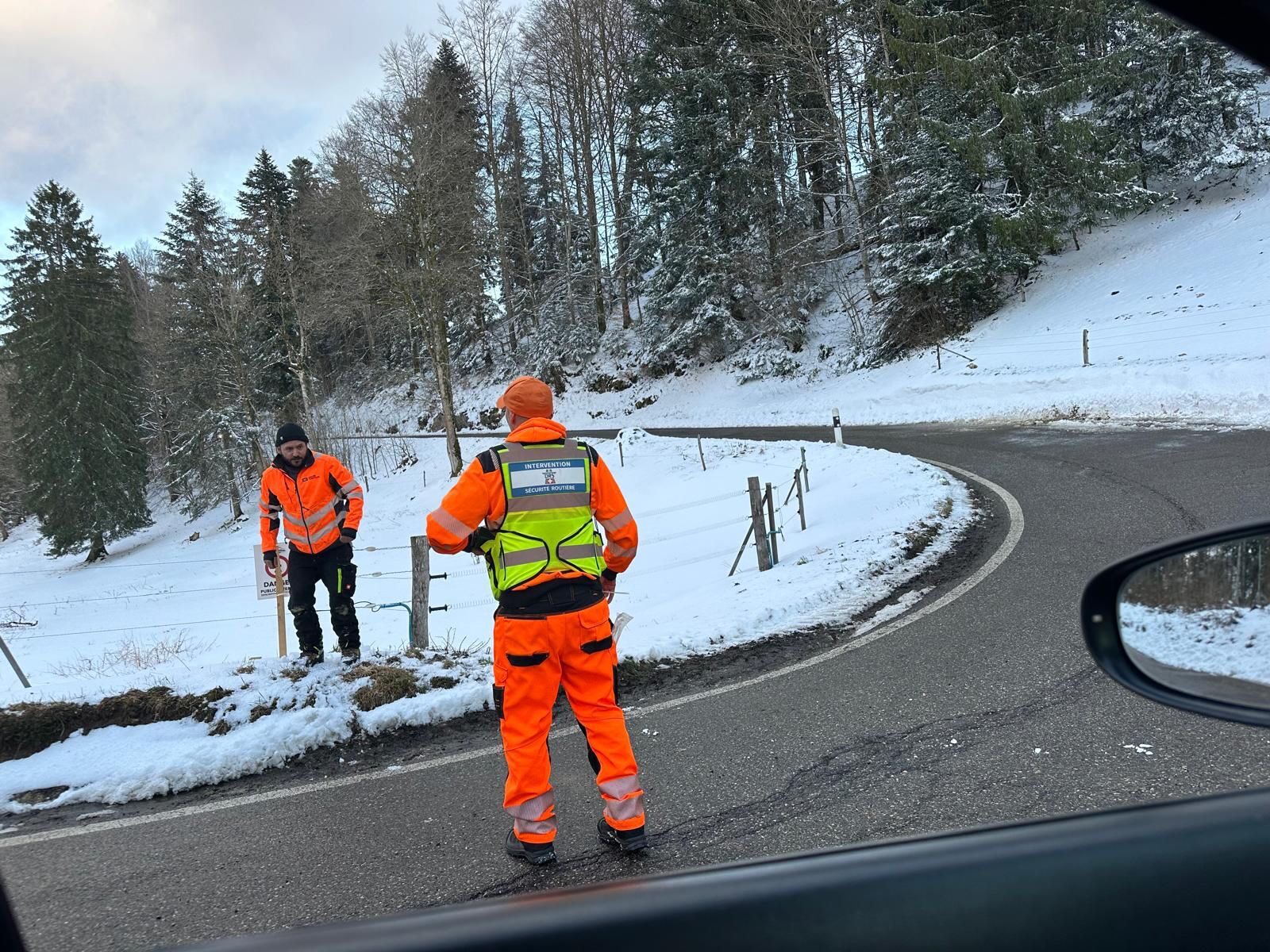 Agents DRS Sécurité Routière en intervention sur une route de montagne enneigée
