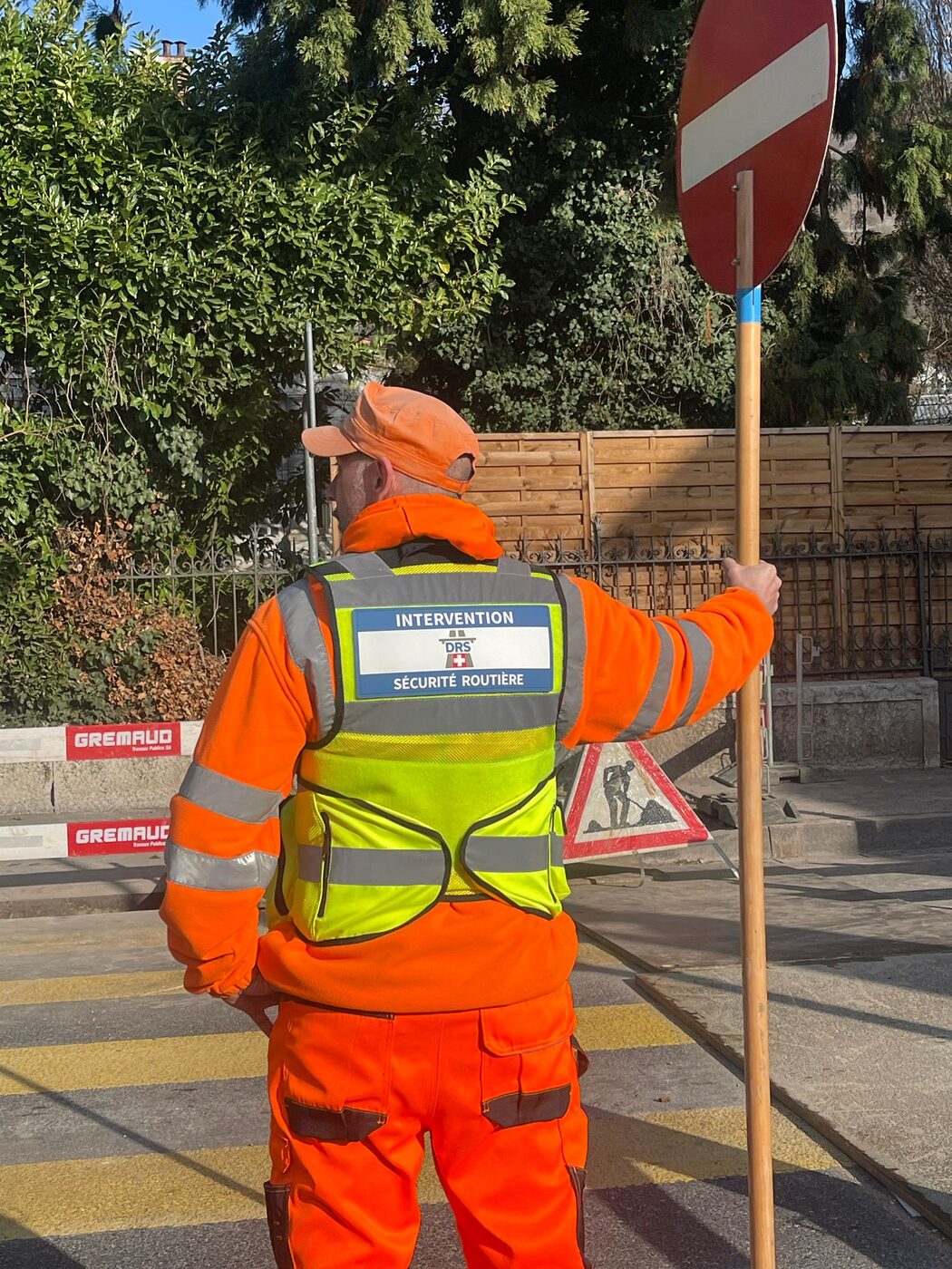 Agent DRS assurant la signalisation sur un chantier routier